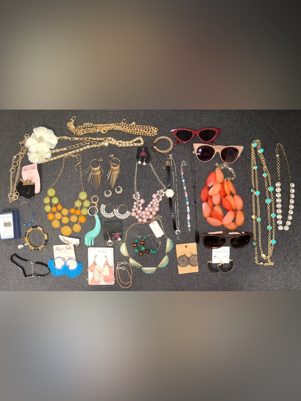 32 Piece Jewelry/ Accessories bundle